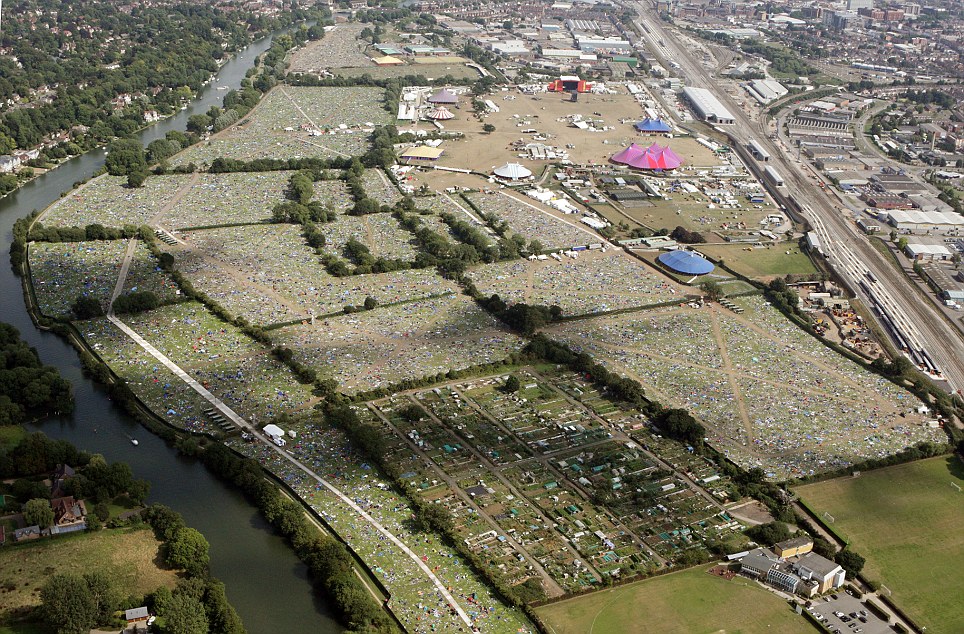 Reading Festival sea-of-litter